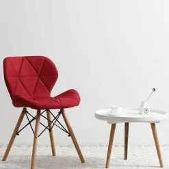 Nordischer Leder-Holzstuhl – Akzentmöbel im modernen Design