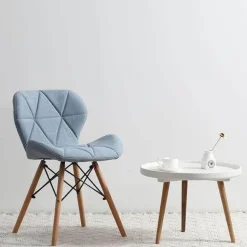 Nordischer Leder-Holzstuhl – Akzentmöbel im modernen Design