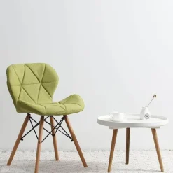 Nordischer Leder-Holzstuhl – Akzentmöbel im modernen Design