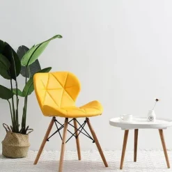 Nordischer Leder-Holzstuhl – Akzentmöbel im modernen Design