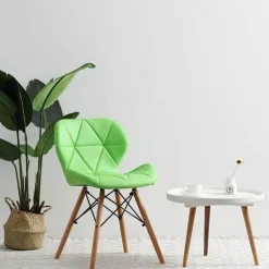 Nordischer Leder-Holzstuhl – Akzentmöbel im modernen Design