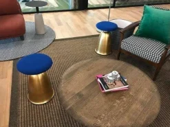 Nordischer Metallhocker – Modernes, weiches Finish