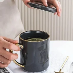 Nordisches Tassenset mit Goldrand – Elegante Kaffeetassen aus Keramik mit Henkeln