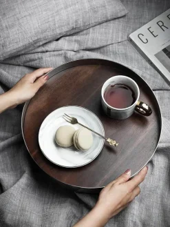 Nordisches Teetablett aus Edelstahl und Walnussholz – moderner Servierteller
