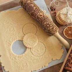 Nudelholz in Schneeflockenform – Plätzchenbackwerkzeug aus Holz für das Backen an Feiertagen