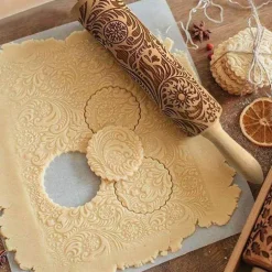 Nudelholz in Schneeflockenform – Plätzchenbackwerkzeug aus Holz für das Backen an Feiertagen