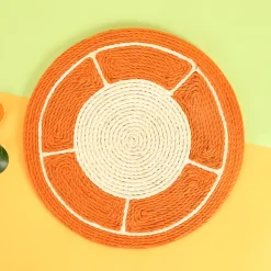 Orangefarbenes Katzenkratzbrett – spannendes Spielzeug für verspielte Katzen