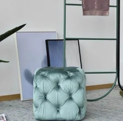 Ottomane aus Samt – Stilvoller moderner Fußhocker für das Wohnzimmer