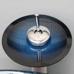 Ovales Aufsatzwaschbecken aus gehärtetem Glas mit Wasserfall-Wasserhahn-Kombination
