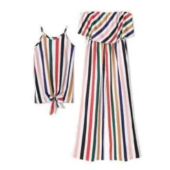 Passende trägerlose Outfits mit Regenbogenstreifen für Mutter und Tochter