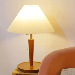 Plissierte Tischlampe aus Holz – Moderne, stilvolle Beleuchtung für Ihr Zuhause