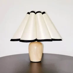 Plissierte Tischlampe mit Holzsockel – Stilvolle Wohnraumbeleuchtung