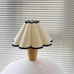 Plissierte Tischlampe mit Holzsockel – Stilvolle Wohnraumbeleuchtung