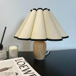 Plissierte Tischlampe mit Holzsockel – Stilvolle Wohnraumbeleuchtung