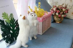 Plüschkatzenfigur - Niedliche Schreibtischdekoration