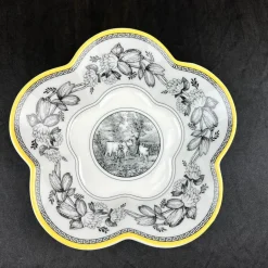 Porzellan-Geschirrset - Teller, Tassen, Schüsseln, Tabletts