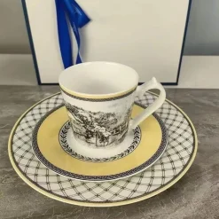 Porzellan-Geschirrset - Teller, Tassen, Schüsseln, Tabletts