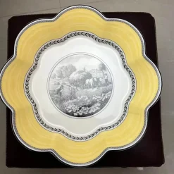 Porzellan-Geschirrset - Teller, Tassen, Schüsseln, Tabletts