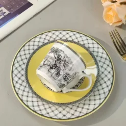 Porzellan-Geschirrset - Teller, Tassen, Schüsseln, Tabletts