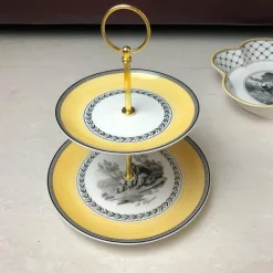 Porzellan-Geschirrset - Teller, Tassen, Schüsseln, Tabletts