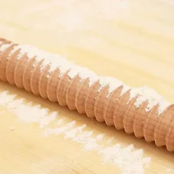 Präge-Nudelholz für wunderschön dekoriertes Gebäck, Backwerkzeug aus Holz