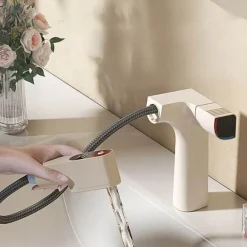 Pull-Out Kitchen Faucet - Elegant Digital Design for Clean Water