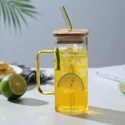 Quadratischer Becher mit Deckel und Strohhalm – 350 ml, Trinkglas mit farbigem Griff