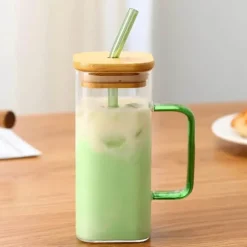 Quadratischer Becher mit Deckel und Strohhalm – 350 ml, Trinkglas mit farbigem Griff