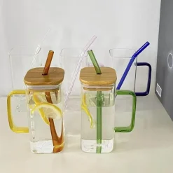 Quadratischer Becher mit Deckel und Strohhalm – 350 ml, Trinkglas mit farbigem Griff
