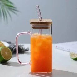 Quadratischer Becher mit Deckel und Strohhalm – 350 ml, Trinkglas mit farbigem Griff