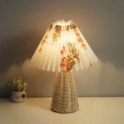 Rattan-Tischlampe – Stilvolles Beleuchtungsdekor für Zuhause