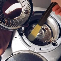Reinigungsbürste für Espressomaschinen. Unverzichtbares Mahlwerk-Zubehör für optimale Kaffeepflege.