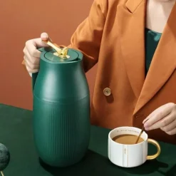 Riesige isolierte Thermoskanne – Minimalistischer Behälter für Heißgetränke