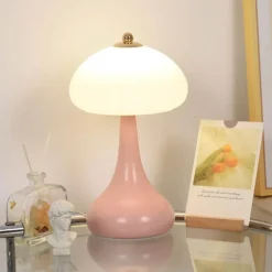 Romantische cremefarbene Tischlampe – elegantes Beleuchtungsdekor für Zuhause