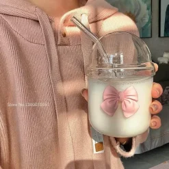 Rosa Kaffeetasse aus Glas mit Fliege, Deckel und Strohhalm – süßes Trinkgeschirr