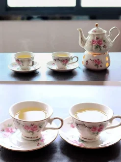 Rosa Kamelien-Teeservice aus Keramik – 500 ml Teekanne mit Untertasse und Stövchen