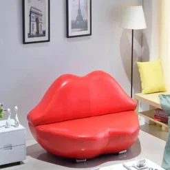 Rotes Doppelsitzer-Sofa – Stilvolles Loveseat-Möbel