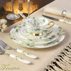 Royal Bone China Geschirrset - Europäischer Pastoralstil mit Besteck