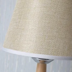 Rustikale Tischlampe aus Holz – einfache Beleuchtung aus Rohholz