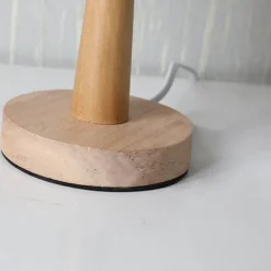 Rustikale Tischlampe aus Holz – einfache Beleuchtung aus Rohholz