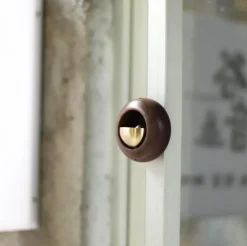 Rustikale Türklingel aus Massivholz – süße Hängedekoration