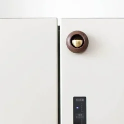 Rustikale Türklingel aus Massivholz – süße Hängedekoration