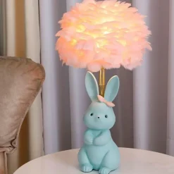 Schicke Tischlampe mit Kaninchenfedern – dekorative Akzentbeleuchtung