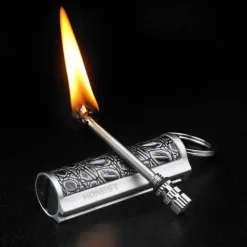 Schlüsselanhänger aus Leder mit Metall-Streichholz-Inferno-Feuerzeug – langlebiges Feuerstarter-Accessoire