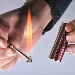 Schlüsselanhänger aus Leder mit Metall-Streichholz-Inferno-Feuerzeug – langlebiges Feuerstarter-Accessoire
