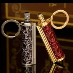 Schlüsselanhänger aus Leder mit Metall-Streichholz-Inferno-Feuerzeug – langlebiges Feuerstarter-Accessoire