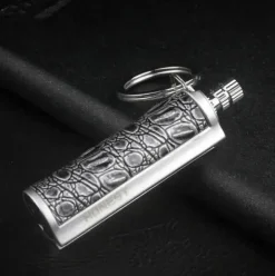Schlüsselanhänger aus Leder mit Metall-Streichholz-Inferno-Feuerzeug – langlebiges Feuerstarter-Accessoire