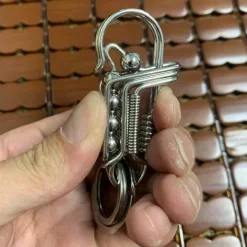 Schlüsselanhänger aus mattiertem Edelstahl – elegantes Eisenwebdesign