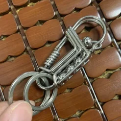 Schlüsselanhänger aus mattiertem Edelstahl – elegantes Eisenwebdesign