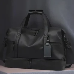 Schwarze Reisetasche aus PU – großes Fassungsvermögen, Nass-/Trockenfach, Reisetasche